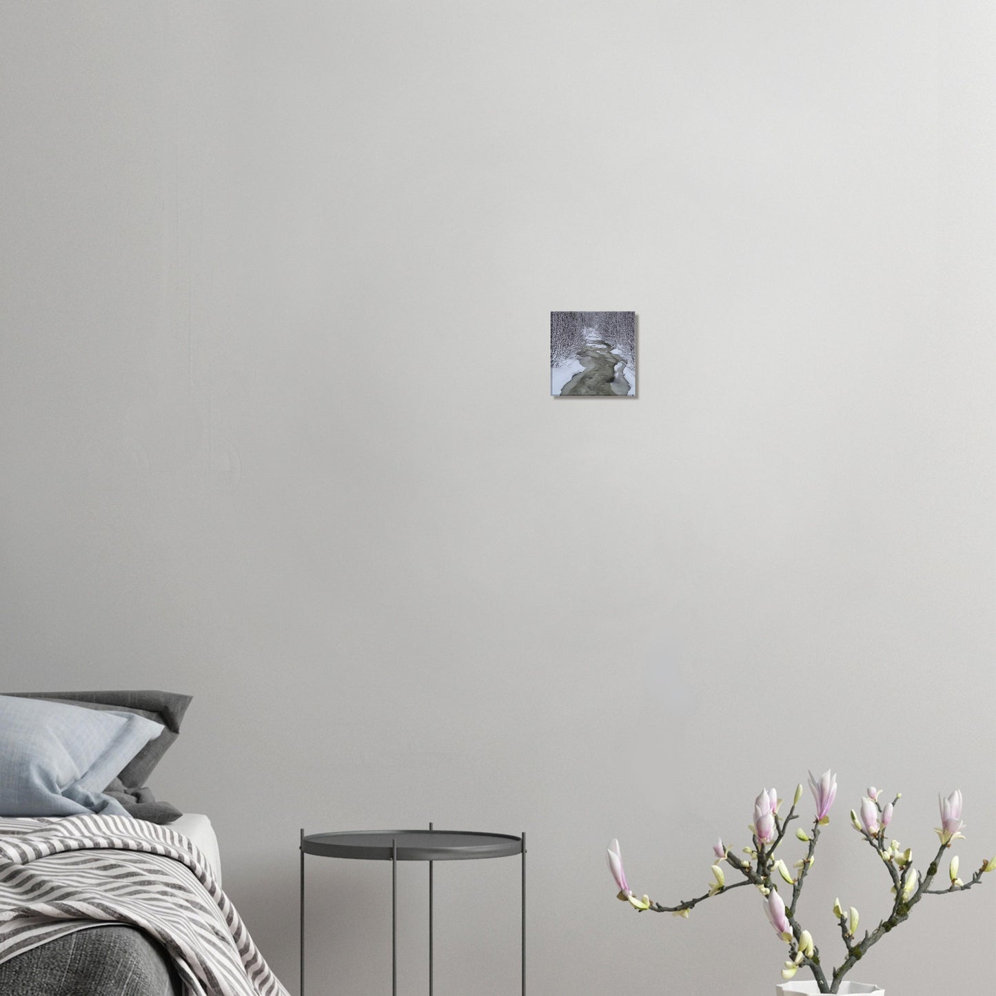 Nordisk skogsbäck canvas med is och snö i atmosfärisk naturscen
