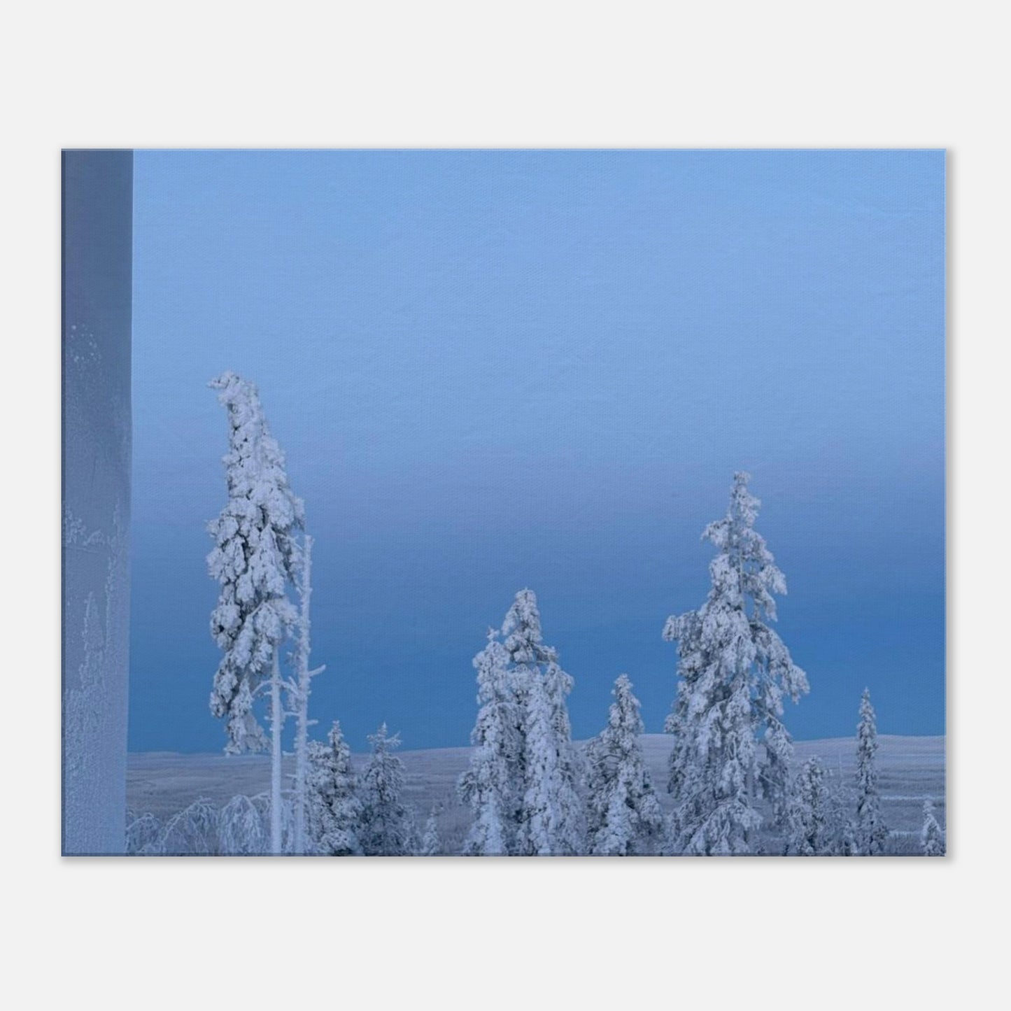 Nordisk vinterlandskap canvas med snötäckta träd i minimalistisk stil

