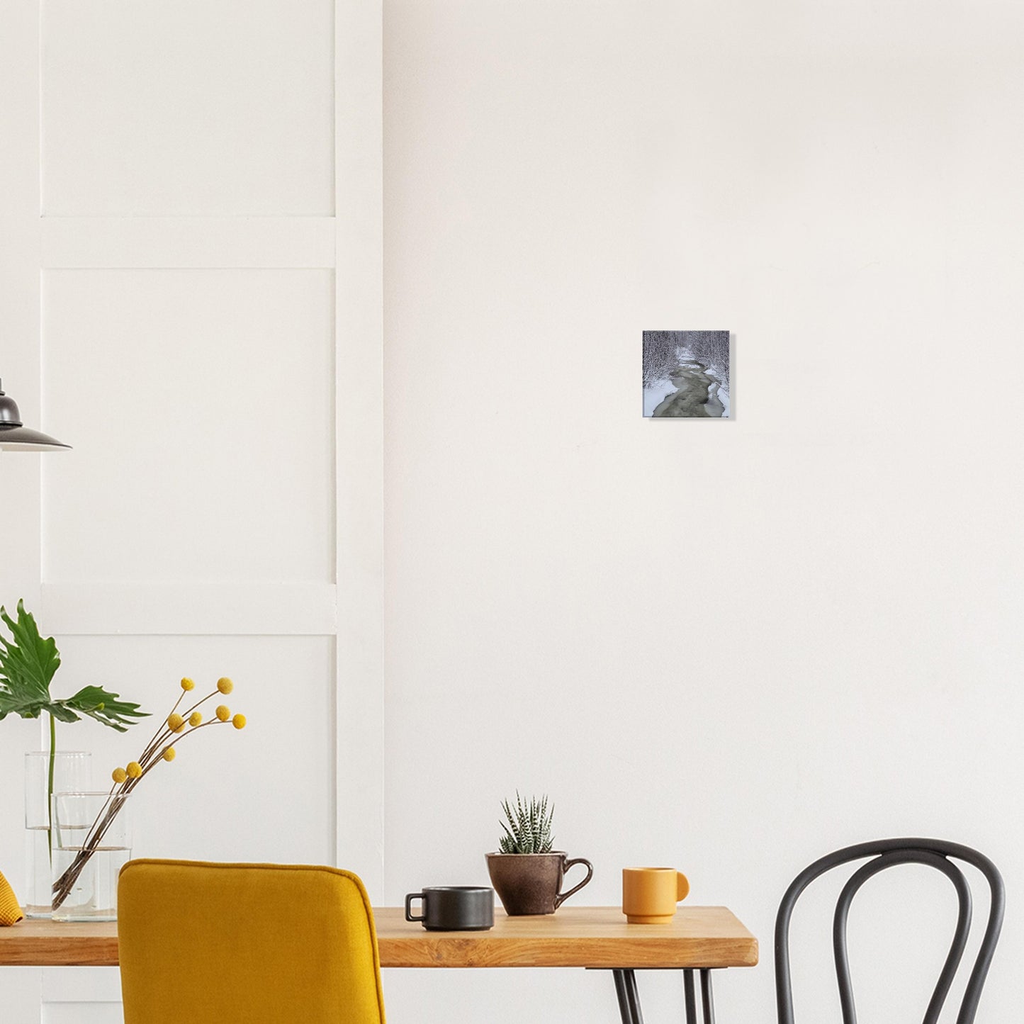 Nordisk skogsbäck canvas med is och snö i atmosfärisk naturscen
