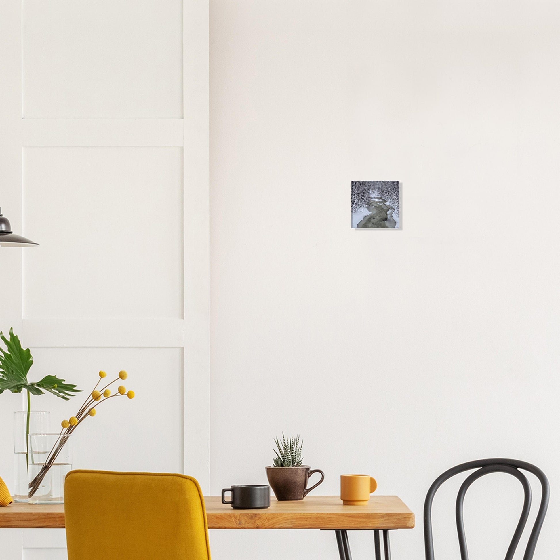Nordisk skogsbäck canvas med is och snö i atmosfärisk naturscen
