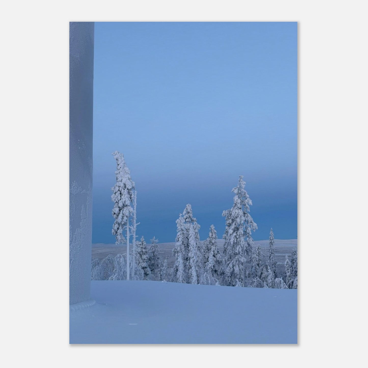 Nordisk vinterlandskap poster i museikvalitet med mjuka naturtoner
