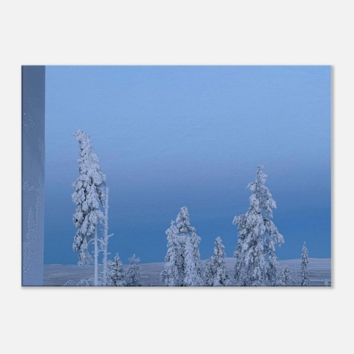 Nordisk vinterlandskap canvas med snötäckta träd i minimalistisk stil
