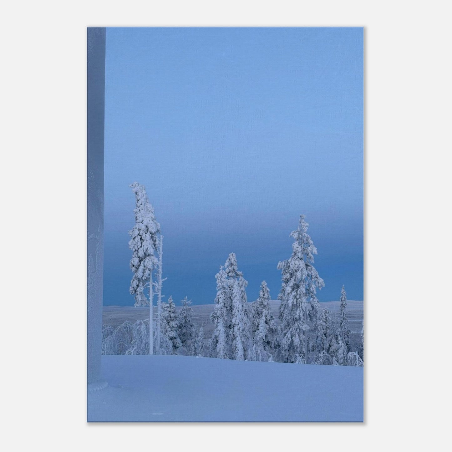 Nordisk vinterlandskap canvas med snötäckta träd i minimalistisk stil
