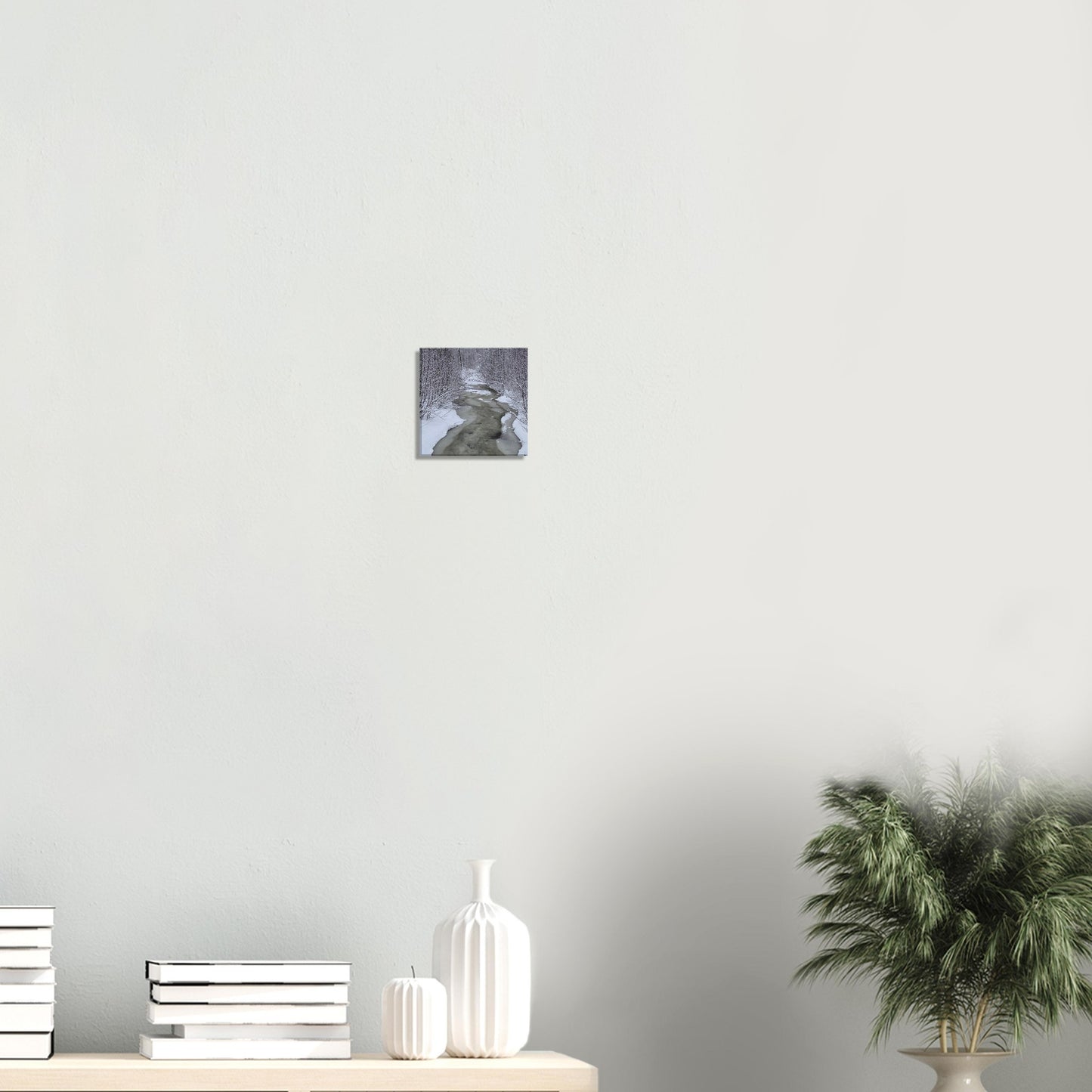 Nordisk skogsbäck canvas med is och snö i atmosfärisk naturscen
