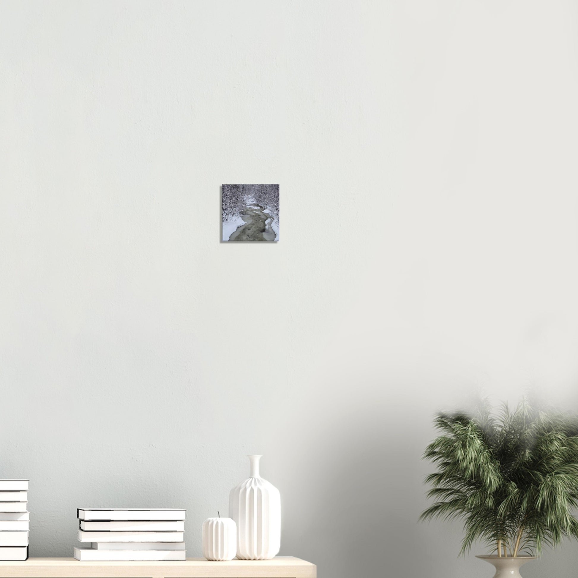 Nordisk skogsbäck canvas med is och snö i atmosfärisk naturscen
