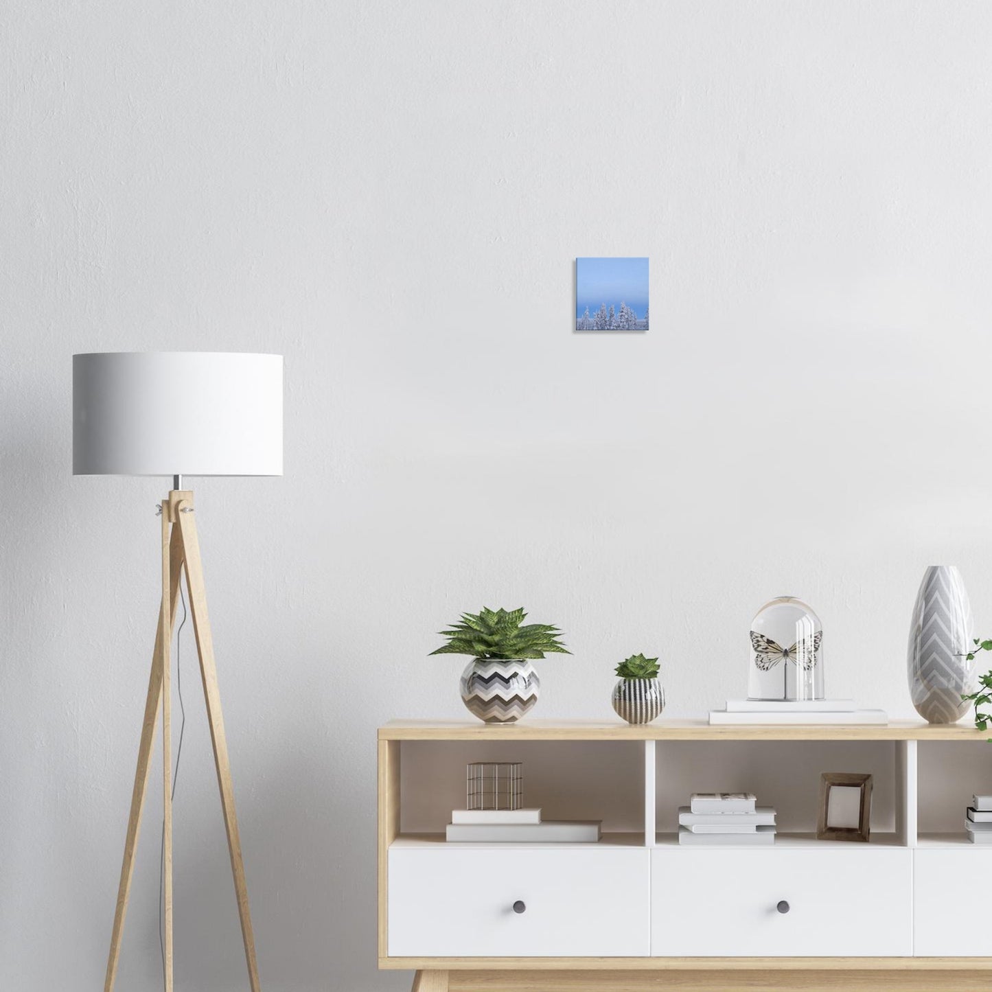 Nordisk fjällvy canvas med blå himmel och vit snö i dramatisk komposition
