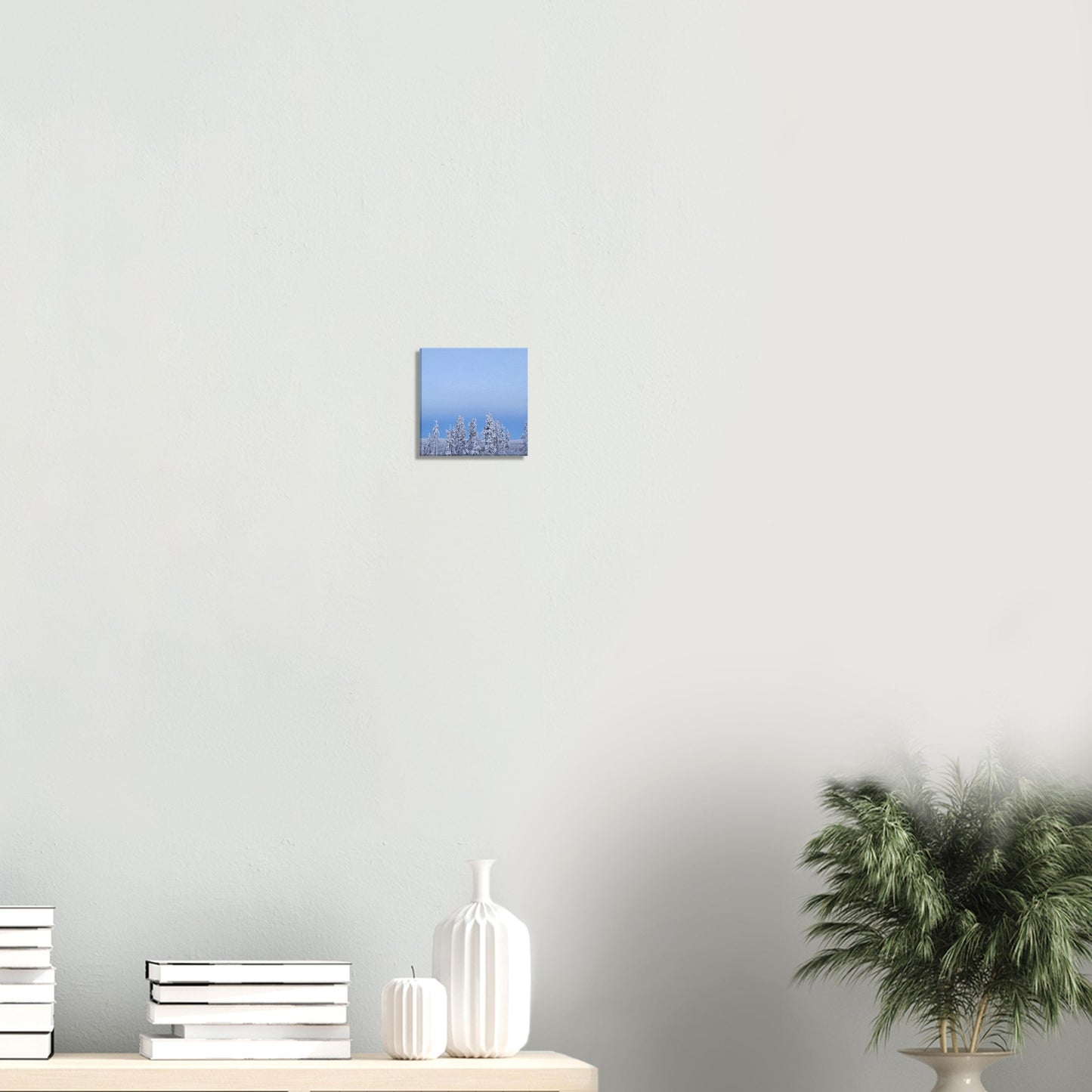 Nordisk fjällvy canvas med blå himmel och vit snö i dramatisk komposition
