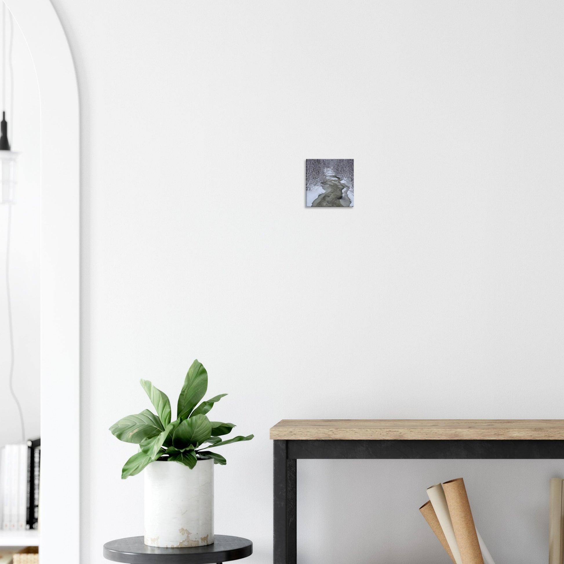 Nordisk skogsbäck canvas med is och snö i atmosfärisk naturscen
