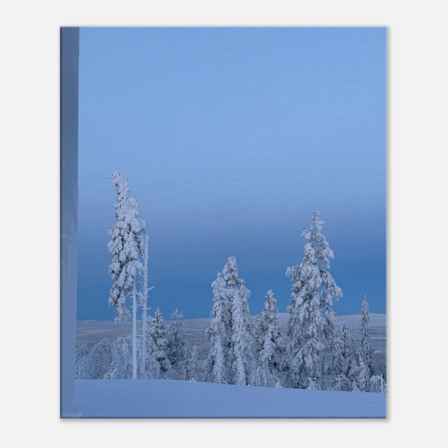 Nordisk vinterlandskap canvas med snötäckta träd i minimalistisk stil
