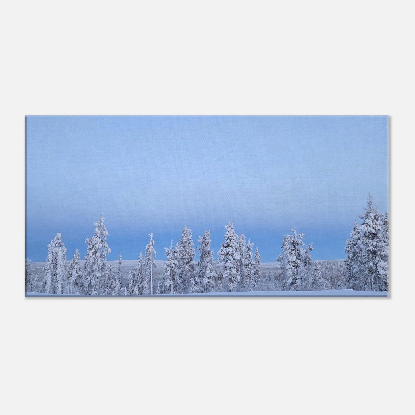 Nordisk fjällvy canvas med blå himmel och vit snö i dramatisk komposition
