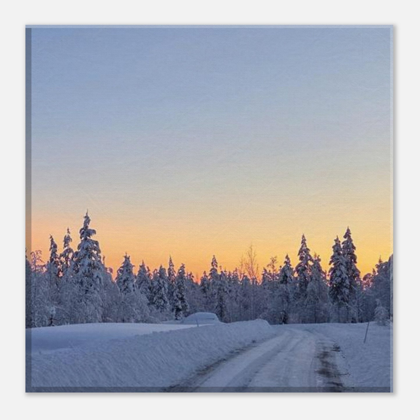 Nordisk vinterväg canvas med sol genom snötäckta träd i stillsam scen
