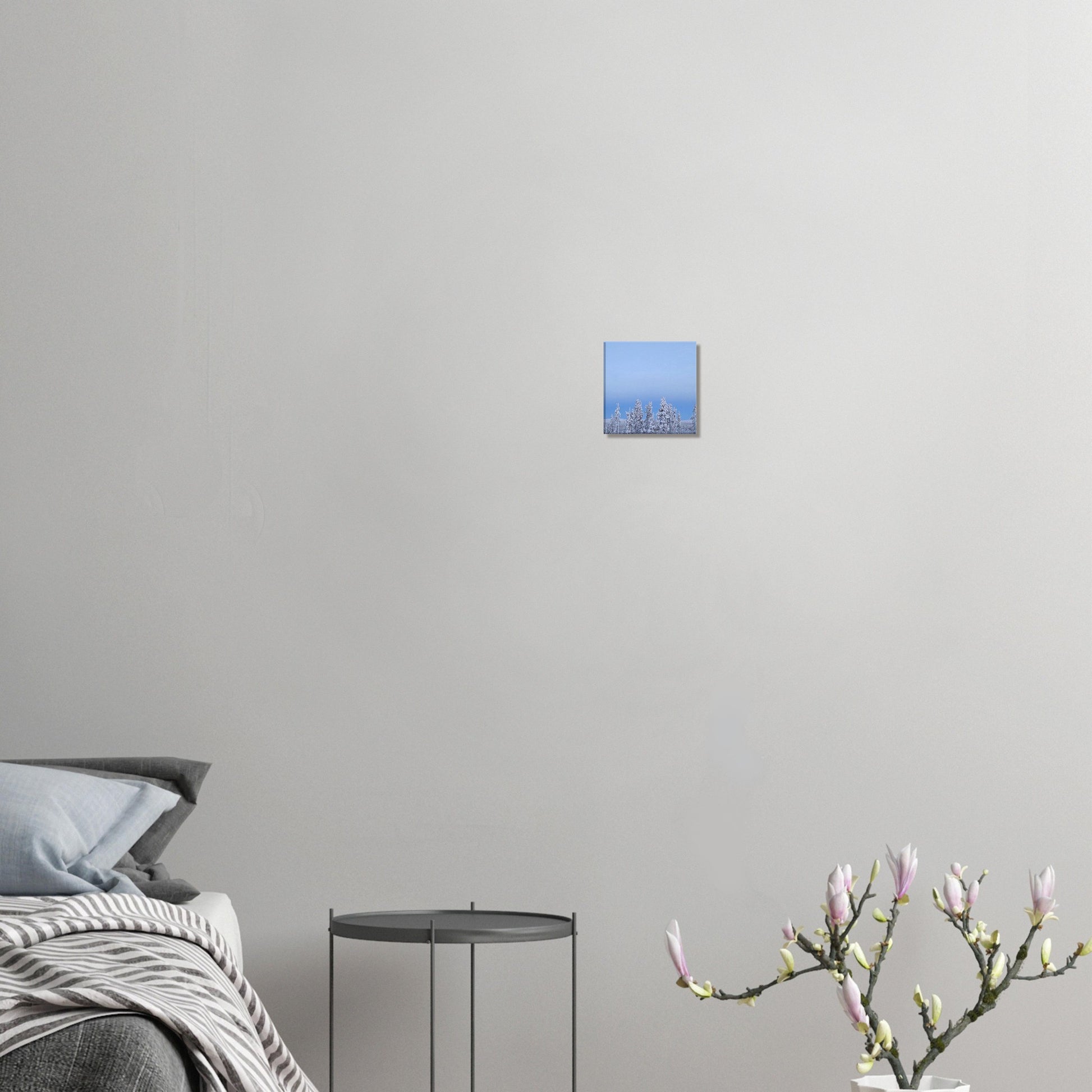 Nordisk fjällvy canvas med blå himmel och vit snö i dramatisk komposition
