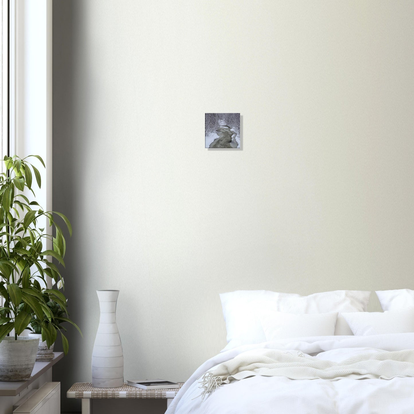 Nordisk skogsbäck canvas med is och snö i atmosfärisk naturscen
