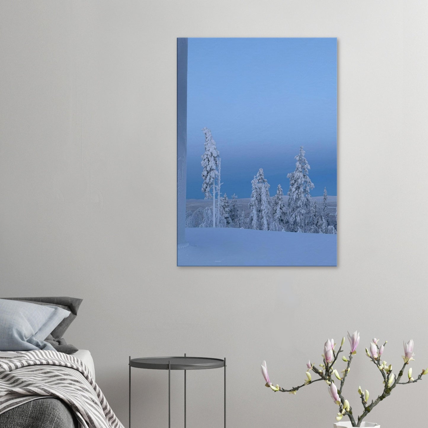 Nordisk vinterlandskap canvas med snötäckta träd i minimalistisk stil
