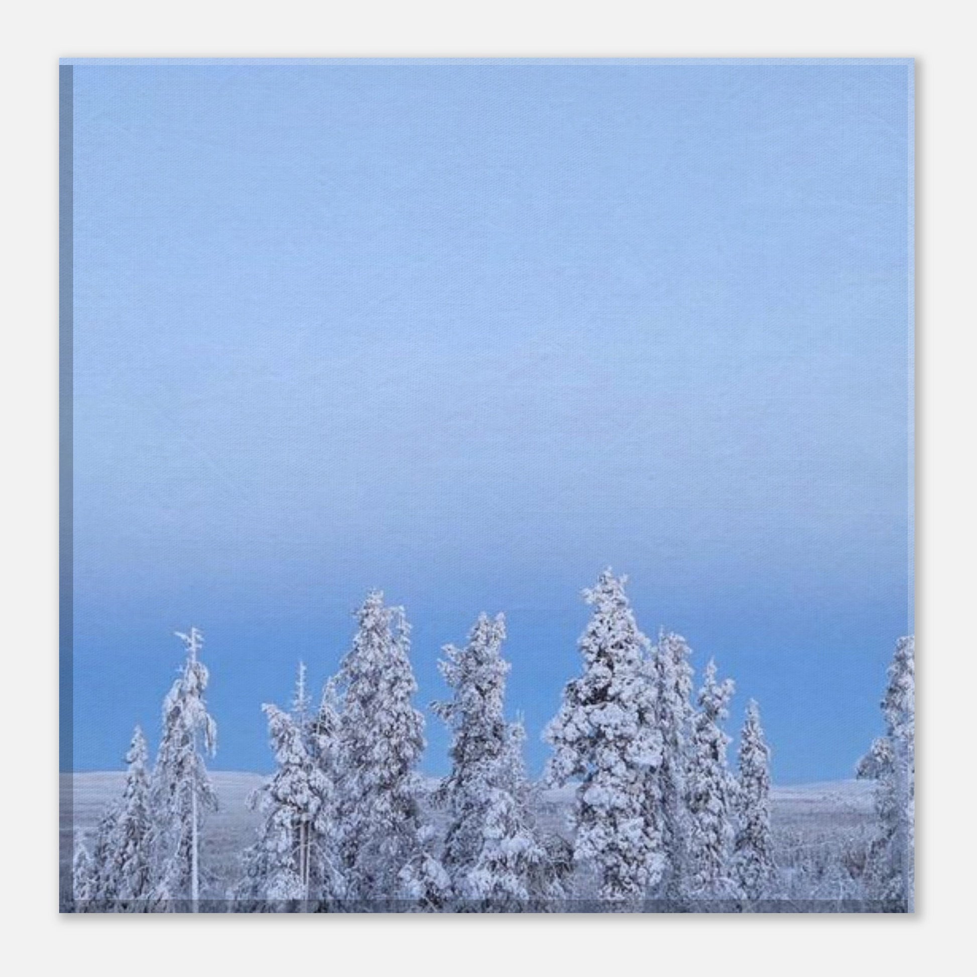 Nordisk fjällvy canvas med blå himmel och vit snö i dramatisk komposition
