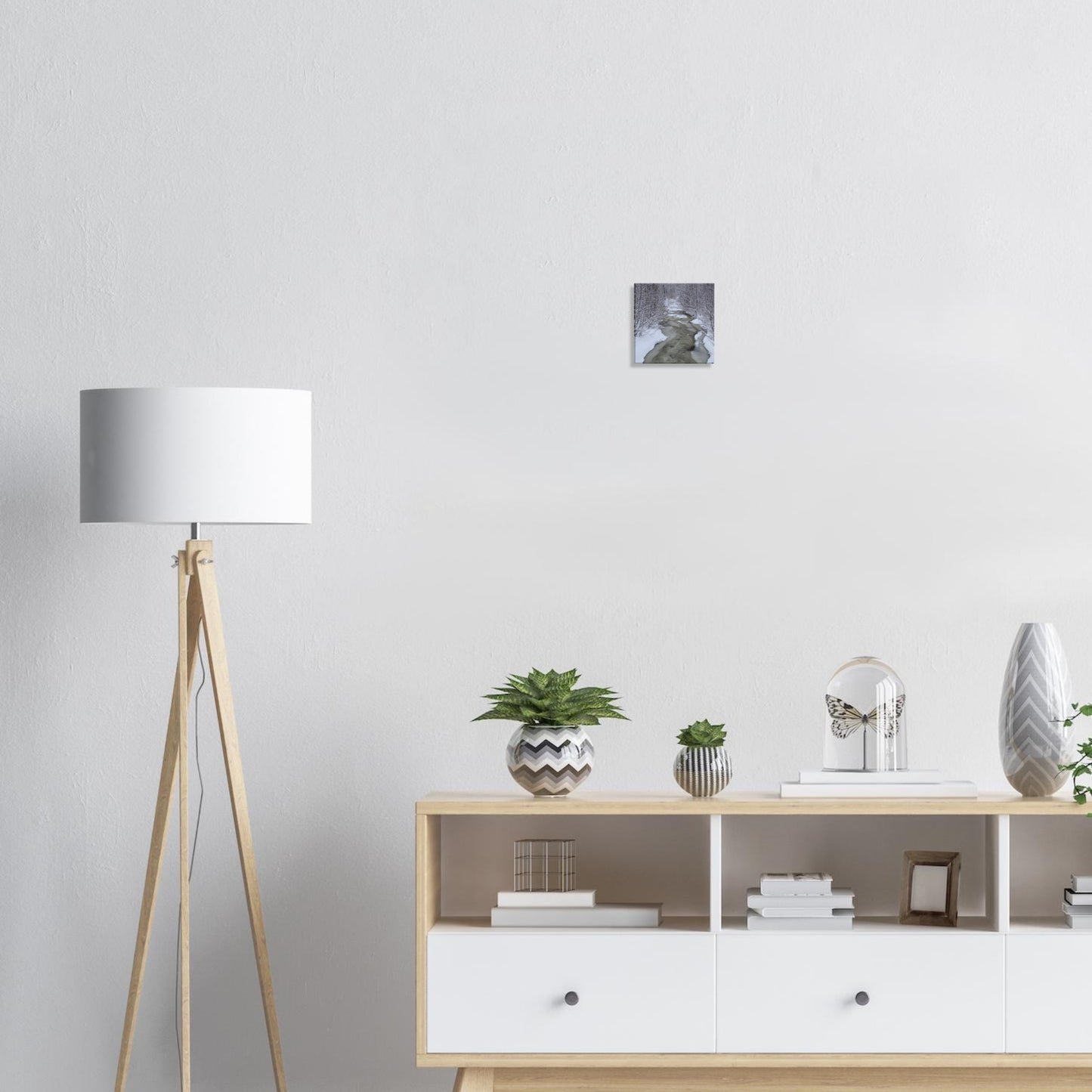 Nordisk skogsbäck canvas med is och snö i atmosfärisk naturscen
