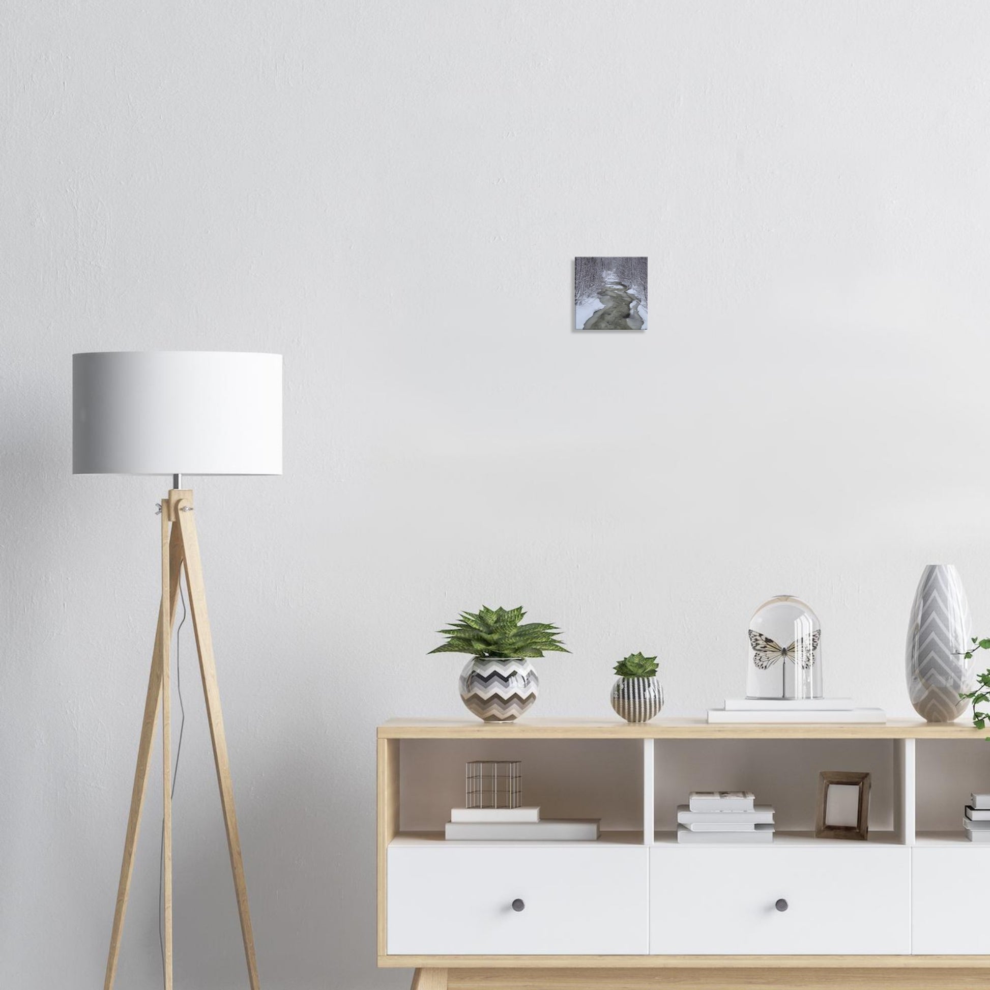 Nordisk skogsbäck canvas med is och snö i atmosfärisk naturscen
