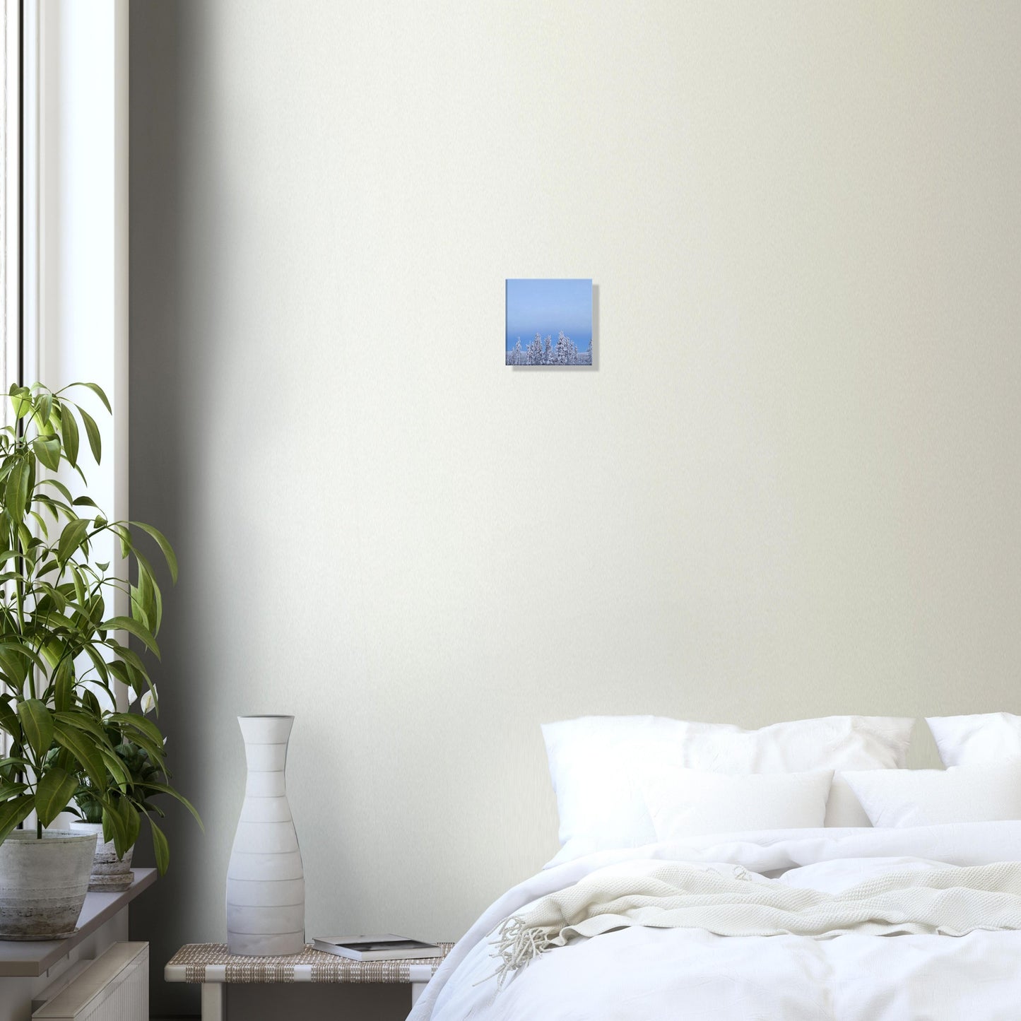 Nordisk fjällvy canvas med blå himmel och vit snö i dramatisk komposition
