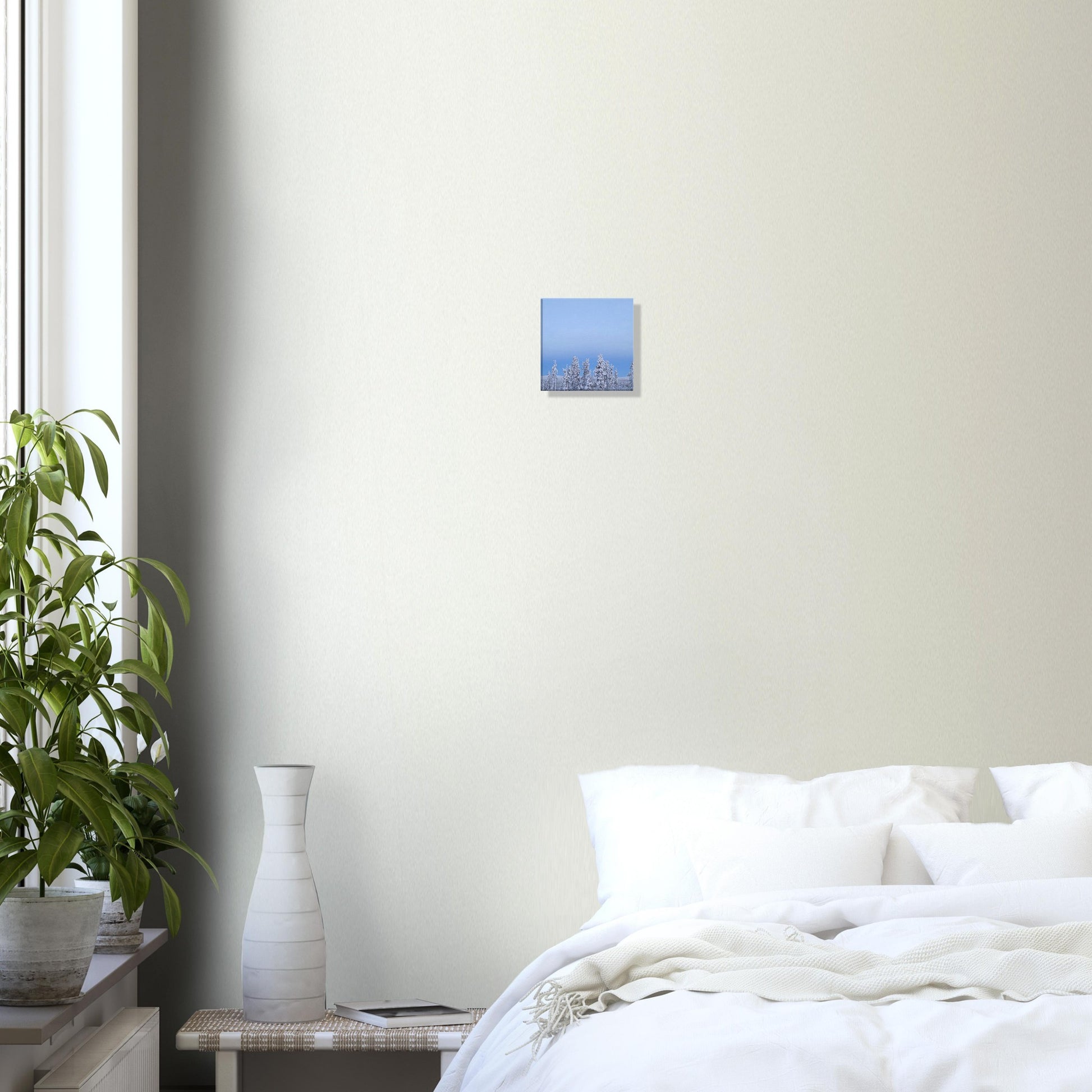 Nordisk fjällvy canvas med blå himmel och vit snö i dramatisk komposition

