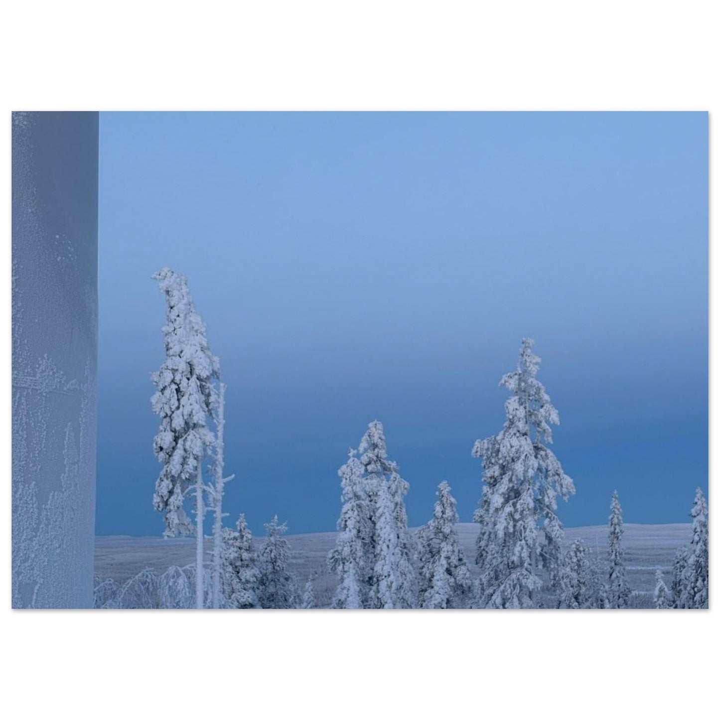 Nordisk vinterlandskap poster i museikvalitet med mjuka naturtoner
